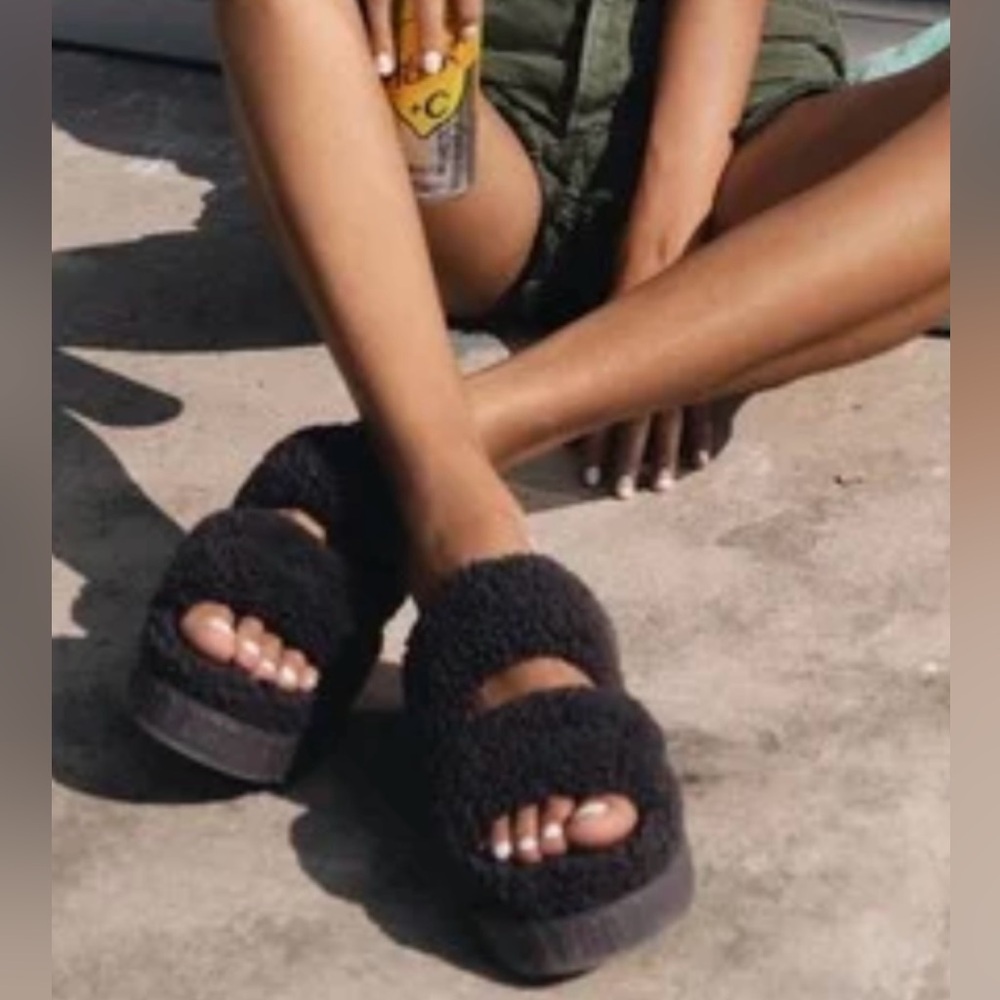 UGG Fluffita Slides